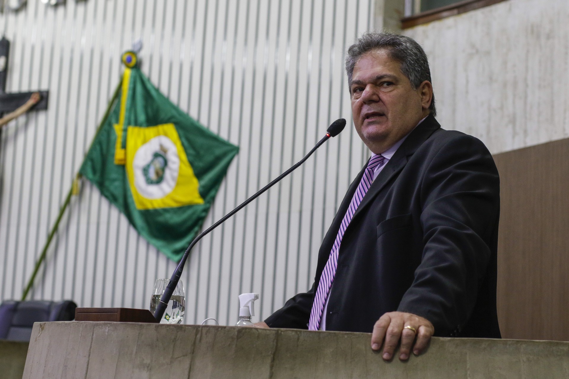 Deputado Osmar Baquit (PDT) discursa na tribuna da Assembleia Legislativa do Ceará (Alece) (Foto: Thais Mesquita)