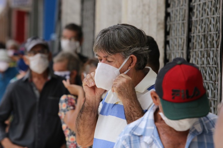 Uso de máscaras ajuda a prevenir a contaminação contra Covid-19 e Influenza