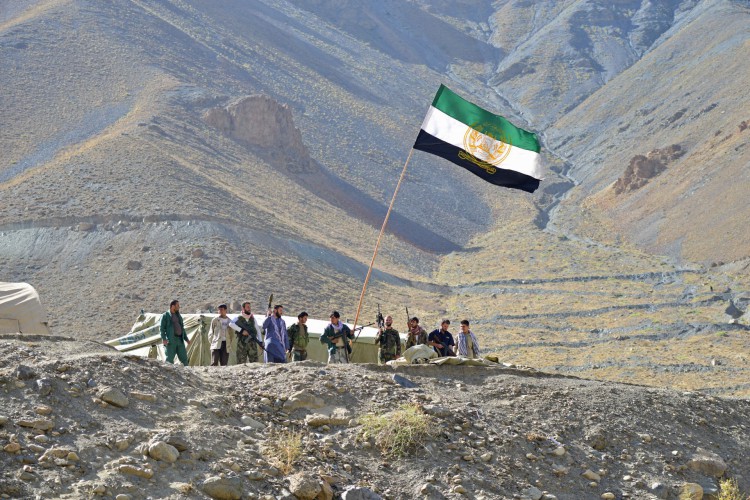 O movimento de resistência afegã e as forças do levante anti-Talibã montam guarda no topo de uma colina na área de Astana de Bazarak, na província de Panjshir, em 27 de agosto de 2021, como entre os bolsões de resistência contra o Taleban após sua conquista do Afeganistão, o maior está em Panjshir Vale. (Foto de Ahmad SAHEL ARMAN / AFP)