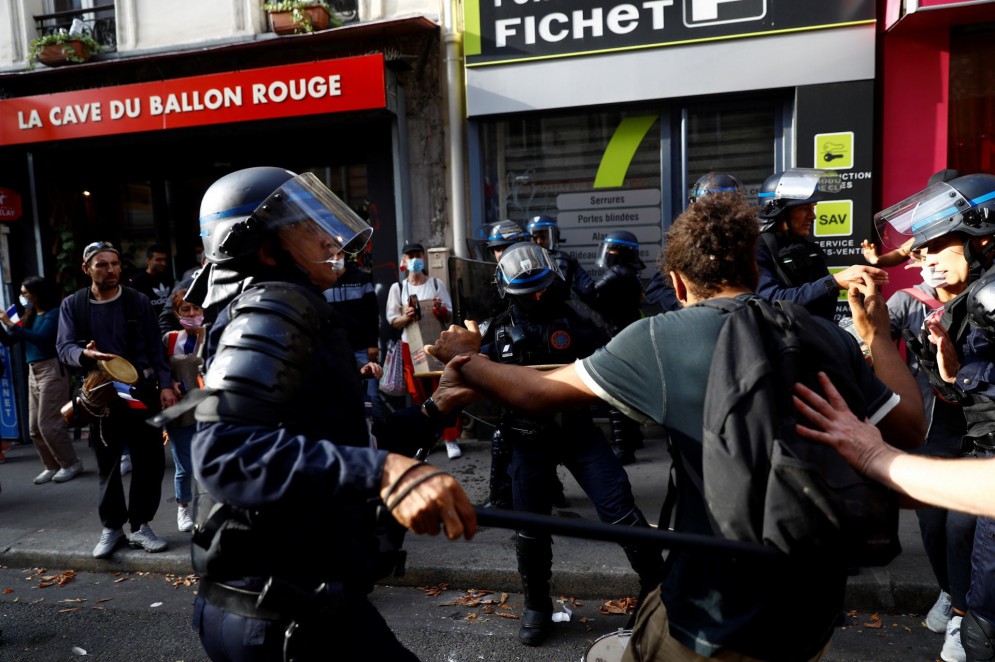 França tem novo dia de protestos contra passaporte da vacina