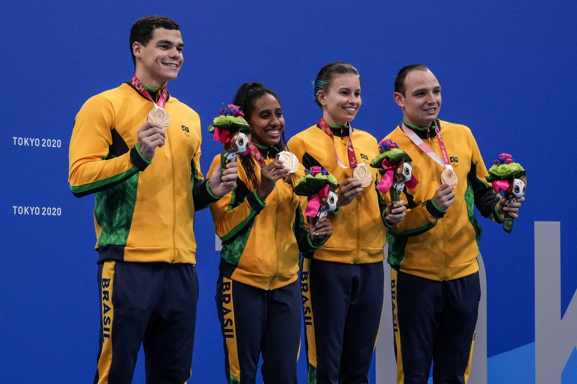 Os nadadores brasileiros Gabriel Bandeira, Ana Karolina, Debora Borges e Felipe Vila Real 
 (Foto: YASUYOSHI CHIBA / AFP)