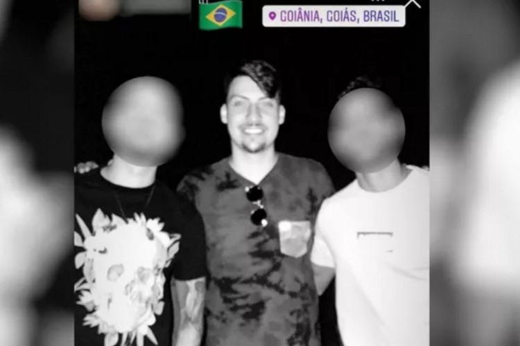 Conhecido como 04, filho mais novo do presidente, sem máscara, ao lado de dois amigos durante festa clandestina de luxo, em Goiânia.