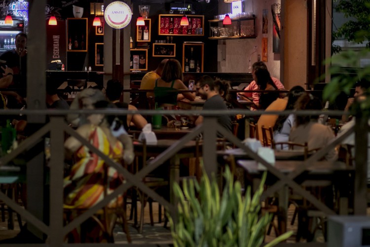 Ceará começa a monitorar eventos-teste. Na foto, movimentação em restaurante no Polo Gastronômico da Varjota, durante retomada econômica