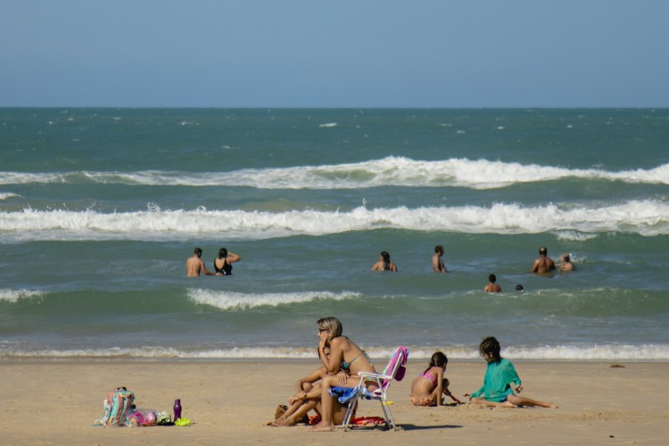 FORTALEZA, CE, BRASIL, 28-08.2021: Movimentação de banhistas na Praia do Futuro