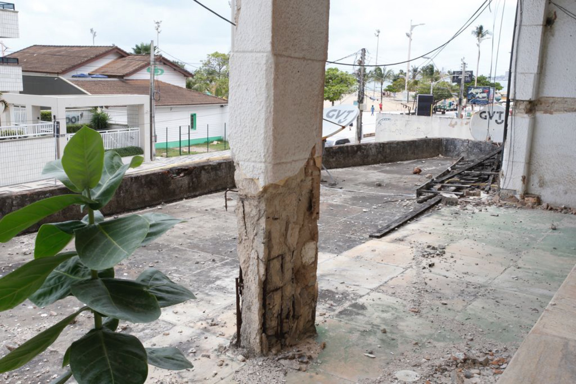 Imagens mostram grau de deterioração dentro do Edifício São Pedro (Foto: DIVULGAÇÃO)