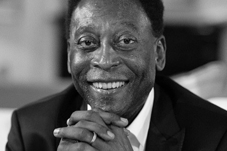 Pelé desmente desmaio e internação.