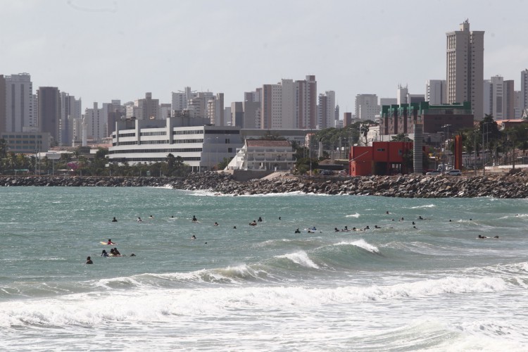 FORTALEZA,CE, BRASIL, 31.08.2021: O Ceará conta com 54 praias adequadas para banho, segundo novos boletins de balneabilidade da Superintendência Estadual do Meio Ambiente (Semace). surfistas frequentam praia da Av. Leste Oeste.  (Fotos: Fabio Lima/O POVO).