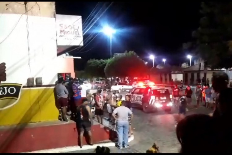 Homem invade mercadinho e tenta matar comerciante com uma motosserra