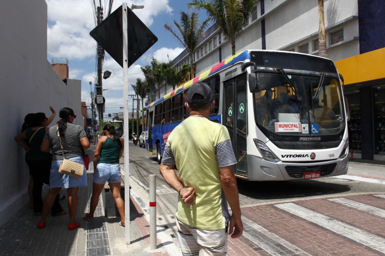 CAUCAIA,CE, BRASIL, 01.09.2021: Ônibus com passagem gratuita circula pelas ruas da cidade. Passagem de ônibus gratuita em Caucaia.  (Fotos: Fabio Lima/O POVO)