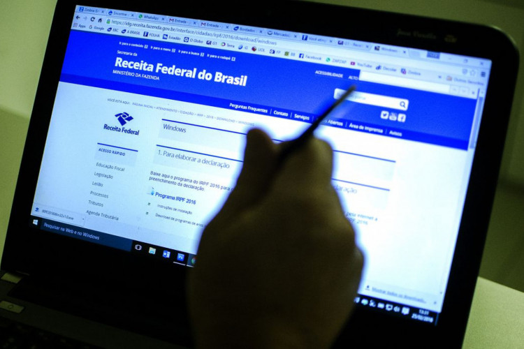  Com correção da defasagem da tabela do IR, estariam obrigados a entregar a declaração apenas apenas quem tivesse rendimentos tributados acima de R$ 66.403,79