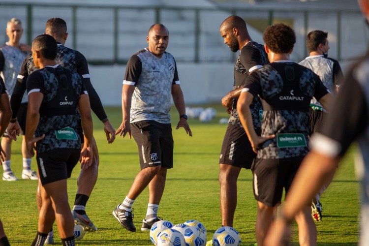 Auxiliar técnico Kelly Guimarães em treino do Ceará no estádio Carlos de Alencar Pinto, em Porangabuçu