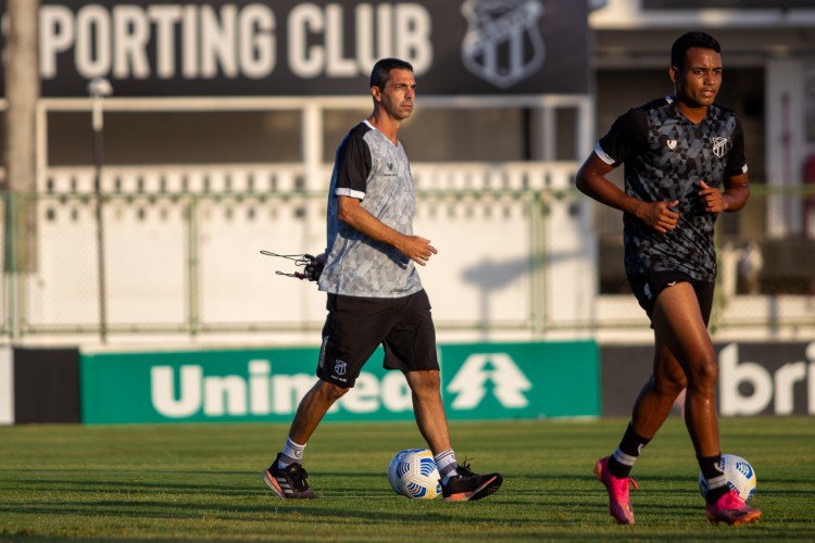 Preparador físico André Volpe em treino do Ceará no estádio Carlos de Alencar Pinto, em Porangabuçu