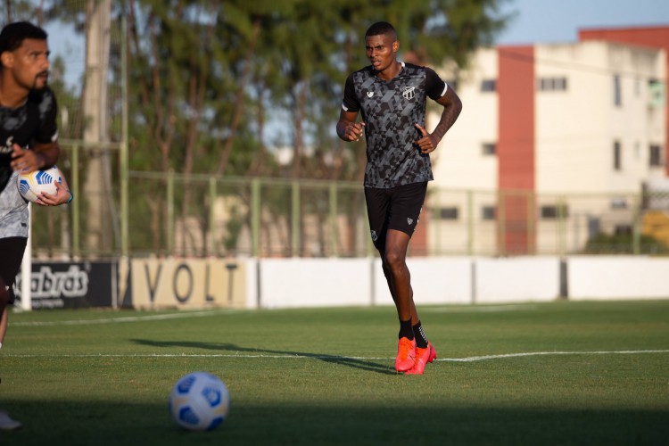 Atacante Cléber em treino do Ceará no estádio Carlos de Alencar Pinto, em Porangabuçu