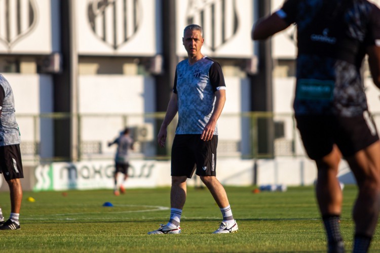 Técnico Tiago Nunes em treino do Ceará no estádio Carlos de Alencar Pinto, em Porangabuçu