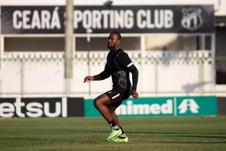 Zagueiro Luiz Otávio em treino do Ceará no estádio Carlos de Alencar Pinto, em Porangabuçu