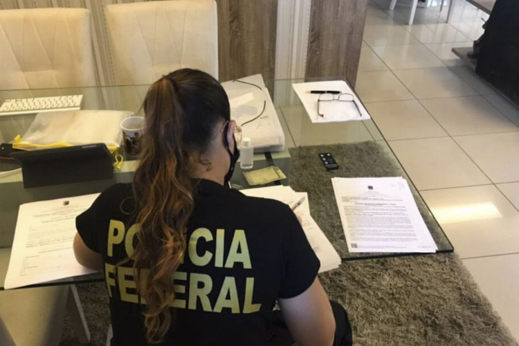 A Polícia Federal deflagrou hoje (8) a Operação Tempo Real, com o objetivo de desarticular um grupo de ex-servidores públicos que, com a ajuda de “representantes de empresa”, teriam praticado fraude e superfaturamento para a aquisição de equipamentos que teriam como destino o combate à pandemia do novo coronavírus em São Luís (MA).