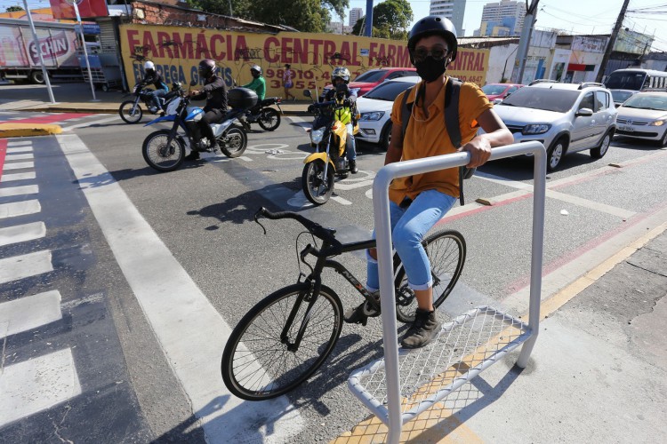 O equipamento instalado pela Prefeitura de Fortaleza serve de suporte para os ciclistas da Cidade