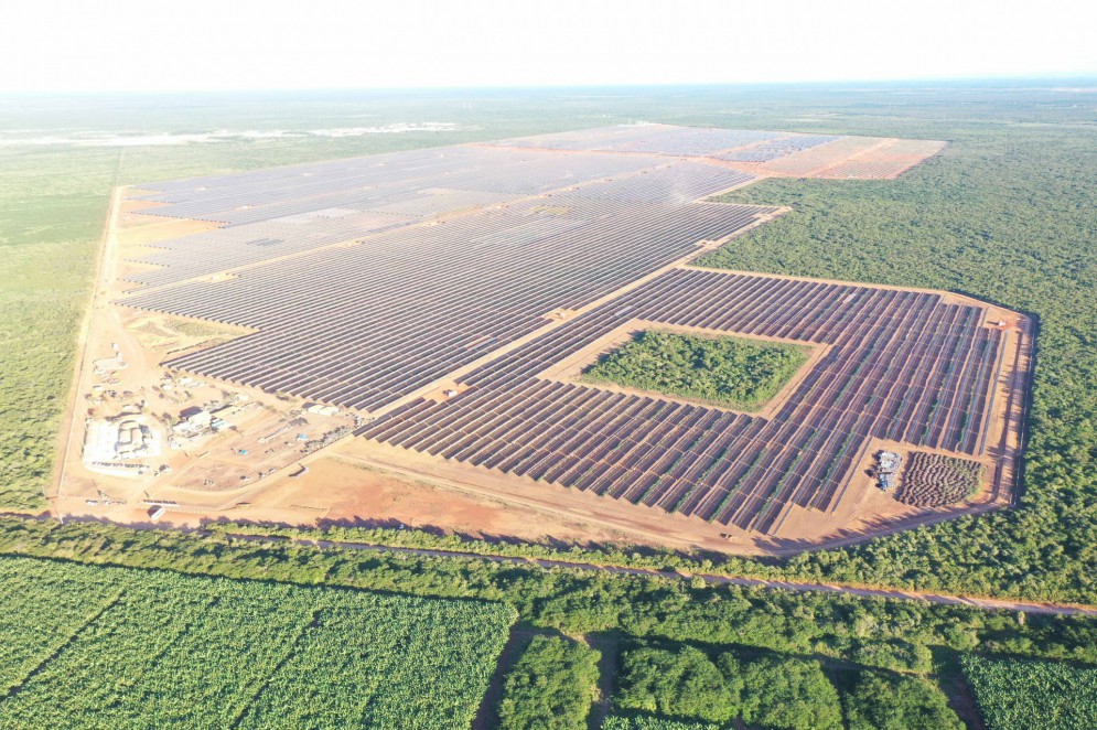 Complexo Solar Alex, no limite entre Limoeiro do Norte e Tabuleiro do Norte, ocupa 8,3 km² de área e pode fornecer energia para 970 mil residências(Foto: Divulgação)