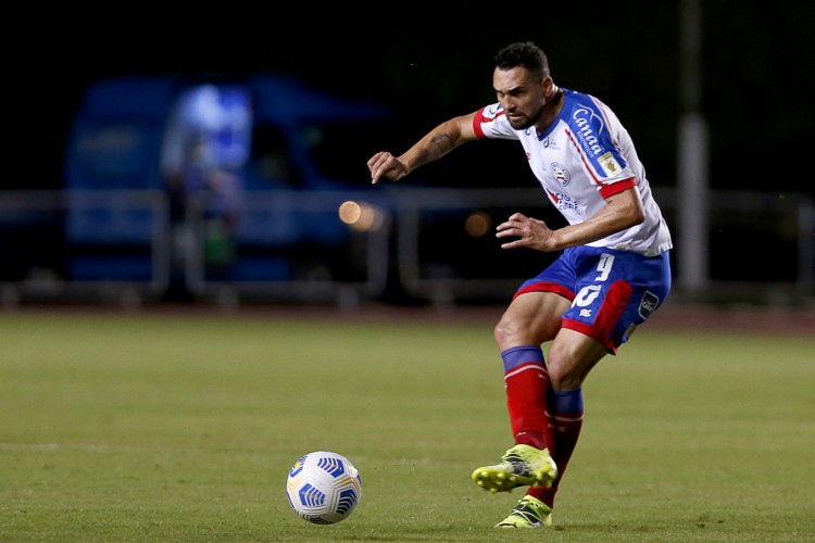 Atacante Gilberto com a bola no jogo Bahia x América-MG, em Pituaçu, pelo Campeonato Brasileiro Série A