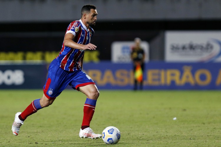 Atacante Gilberto com a bola no jogo Bahia x Atlético-GO, em Pituaçu, pelo Campeonato Brasileiro Série A