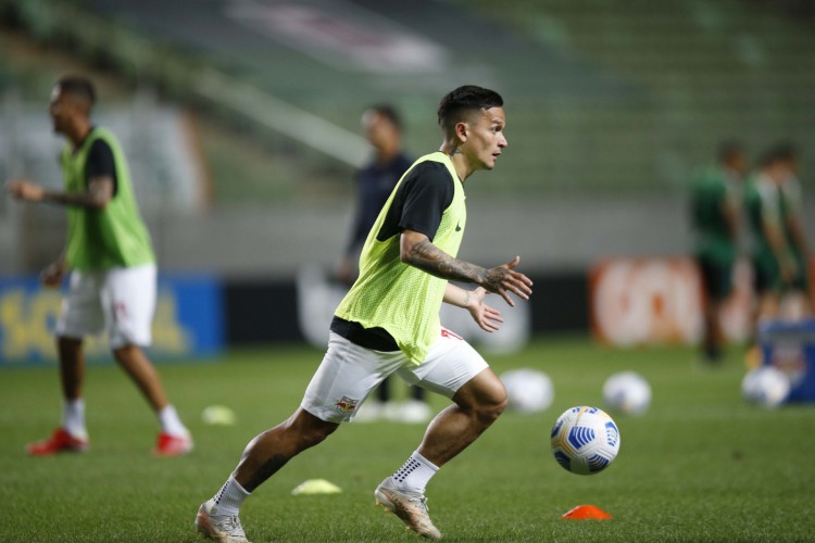 Atacante Artur durante aquecimento antes do jogo América-MG x RB Bragantino, pela Série A