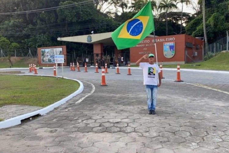 Apoiador de Jair Bolsonaro caminhou 12km até Comando Militar do Nordeste (CMNE), na Zona Oeste do Recife