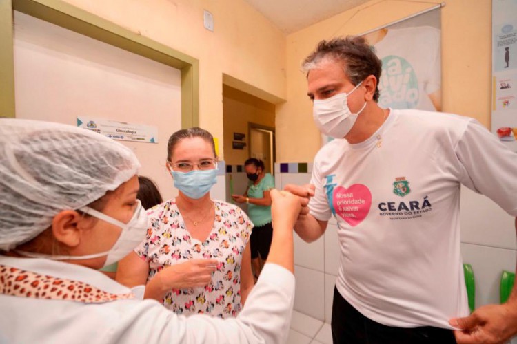 Camilo Santana recebe segundo dose da vacina contra Covid-19