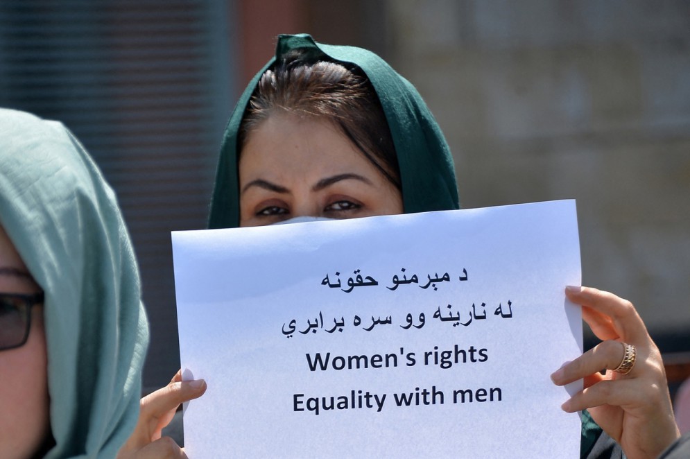 Não encosta nas minhas roupas: mulheres afegãs protestam nas