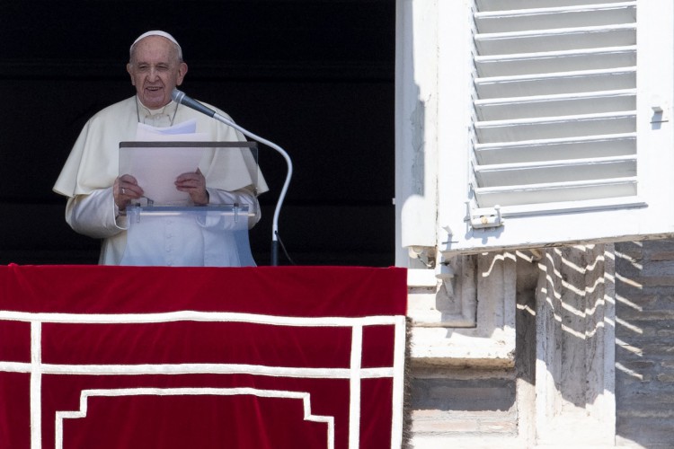 O Papa Francisco fala aos fiéis da janela durante a oração do Angelus, em 5 de setembro de 2021 na Praça de São Pedro, no Vaticano