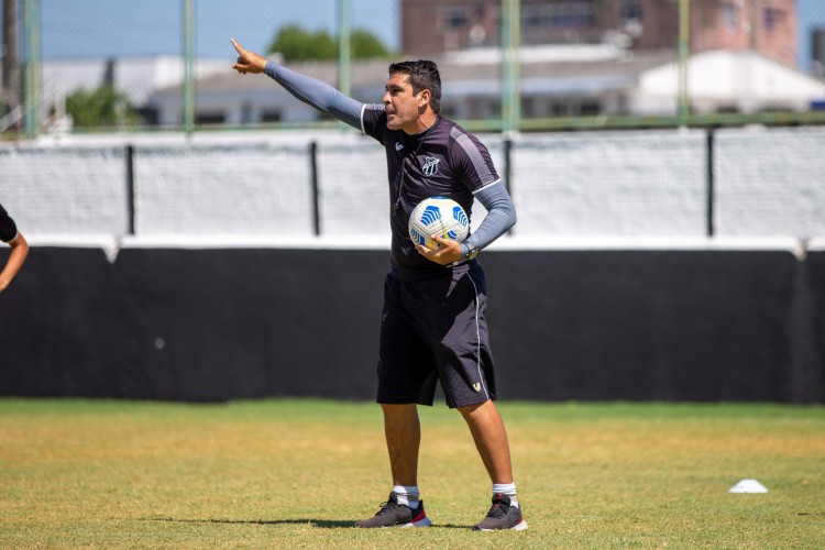 Técnico Erivelton Viana em treino do time feminino do Ceará no estádio Carlos de Alencar Pinto, em Porangabuçu