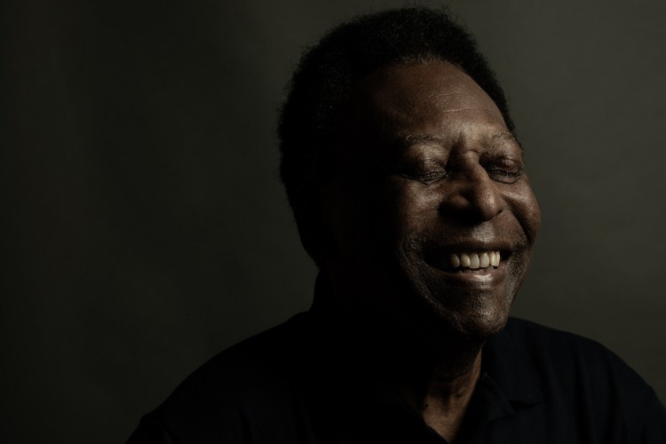 Ex-jogador Pelé, o Rei do Futebol, posa em ensaio fotográfico no aniversário de 80 anos