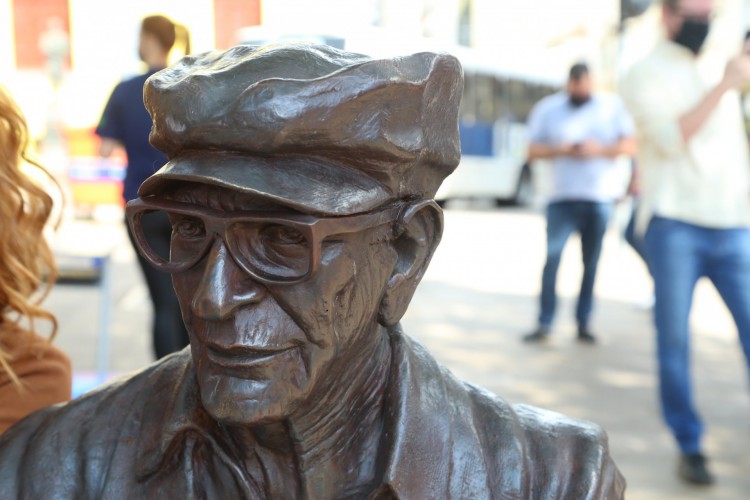 O médium foi homenageado com estátua na Praça Rui Barbosa, em Uberaba (MG)