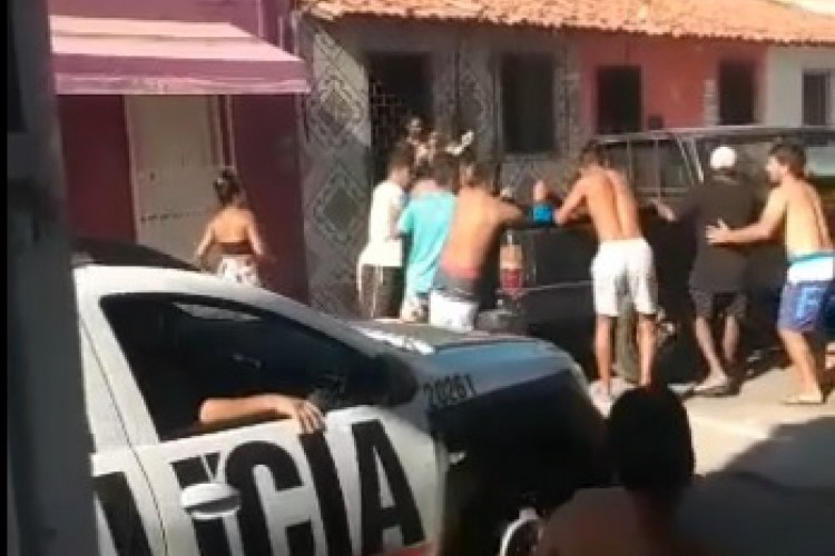 Homens resgatam feridos atingidos por tiros na Areninha da Barra do Ceará