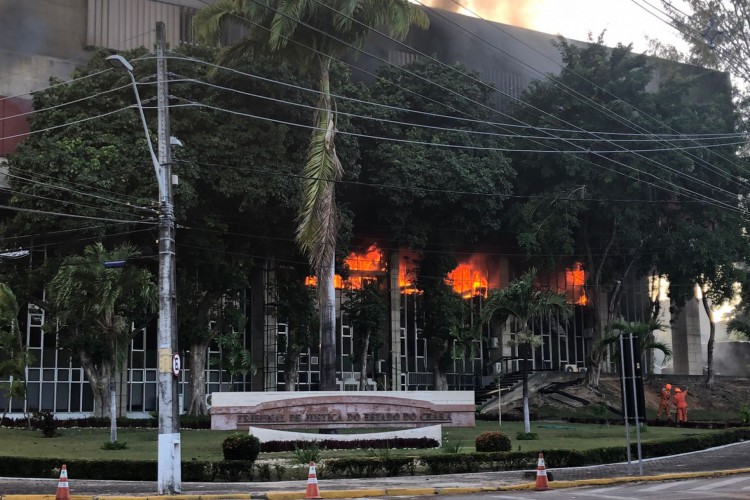 Incêndio atinge sede do Tribunal de Justiça do Ceará na manhã desta segunda-feira, 6