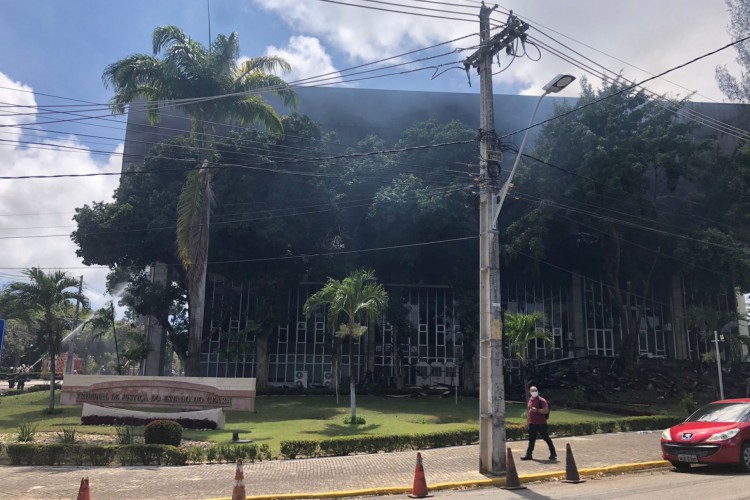 Incêndio na sede do TJCE teve início por volta das 4h15min. Após 6  horas de combate às chamas, bombeiros realizam trabalho de rescaldo. 