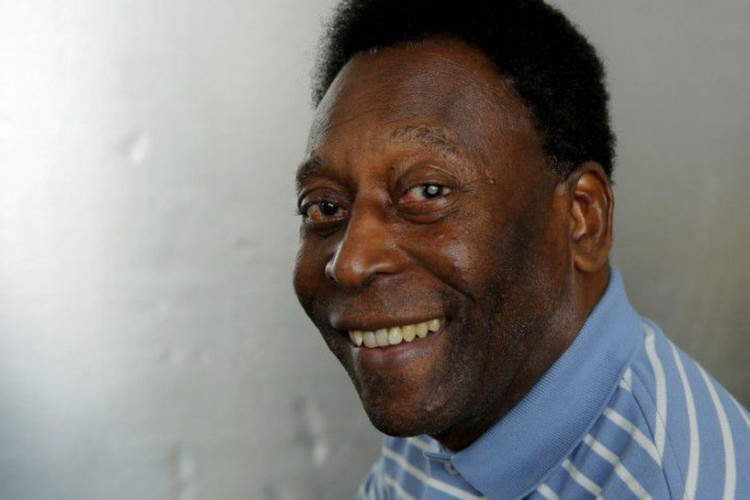 Pelé faz cirurgia para retirada de tumor no cólon