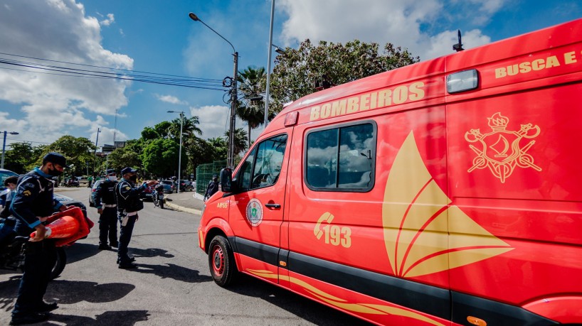 FORTALEZA-CE, BRASIL, 06-09-2021: Viatura dos Bombeiros entra no Centro Administratoivo do Cambeba em direção ao TJ-CE.  Incêndio no Tribunal de Justiça do Ceará. Fogo iniciou por volta de 4 horas da manhã dessa segunda feira no almoxarifado do prédio. Bombeiros contiveram o fogo pela manhã. Foto: Júlio Caesar / O Povo)