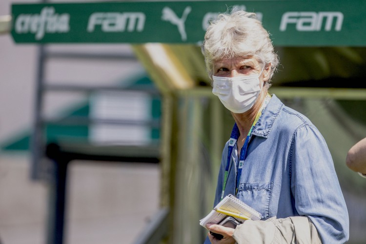 Técnica da seleção brasileira feminina, Pia Sundhage, assiste ao jogo Palmeiras x Internacional no Allianz Parque, em São Paulo