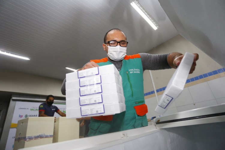 Imunizantes chegaram a Fortaleza às 21h30 desta segunda, 6