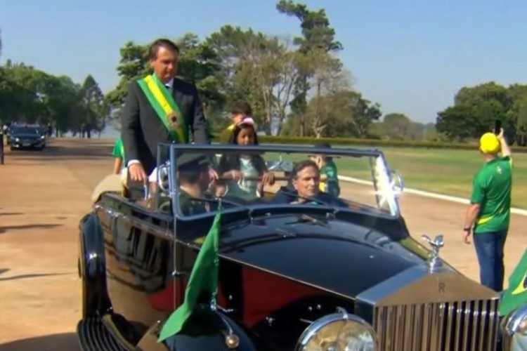 Bolsonaro participa de cerimônia de hasteamento da bandeira em Brasília