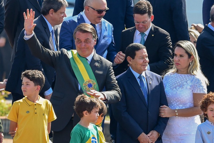 O Presidente Jair Bolsonaro (L), o Vice-Presidente Hamilton Mourão (C) e sua esposa Paula, e seus ministros participam da cerimônia do hasteamento da bandeira no Palácio da Alvorada, durante as comemorações do Dia da Independência em Brasília, em 7 de setembro de 2021. - Lutando contra números recordes de pesquisas, um enfraquecimento da economia e um judiciário que ele diz estar contra ele, o presidente Jair Bolsonaro convocou grandes comícios para o dia da independência do Brasil na terça-feira, buscando incendiar sua base de extrema direita. (Foto de EVARISTO SA / AFP)