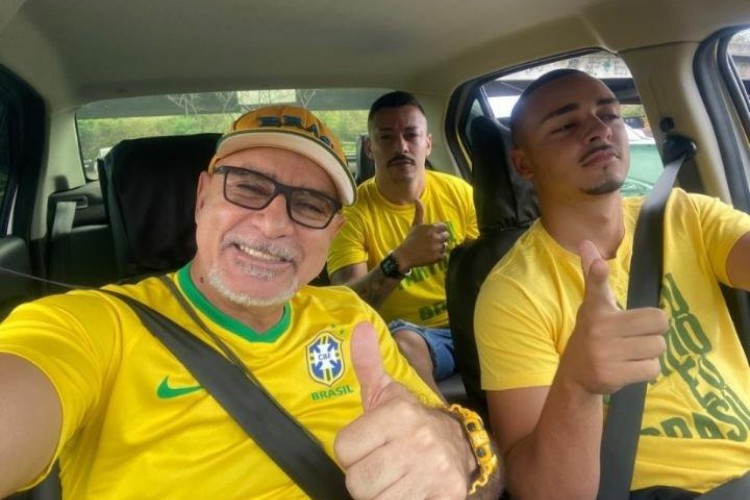 Fabrício Queiroz participa de ato pró-Bolsonaro no Rio