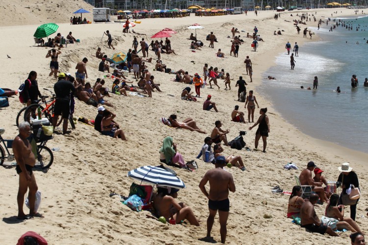 Praias costumam reunir grande número de pessoas nos fins de semana