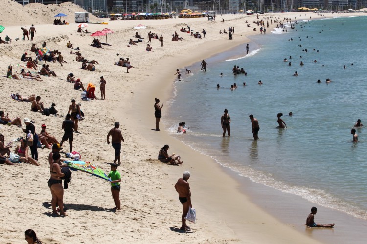 ￼A praia é uma das alternativas do cearense para driblar — ou melhor, abraçar — o calor