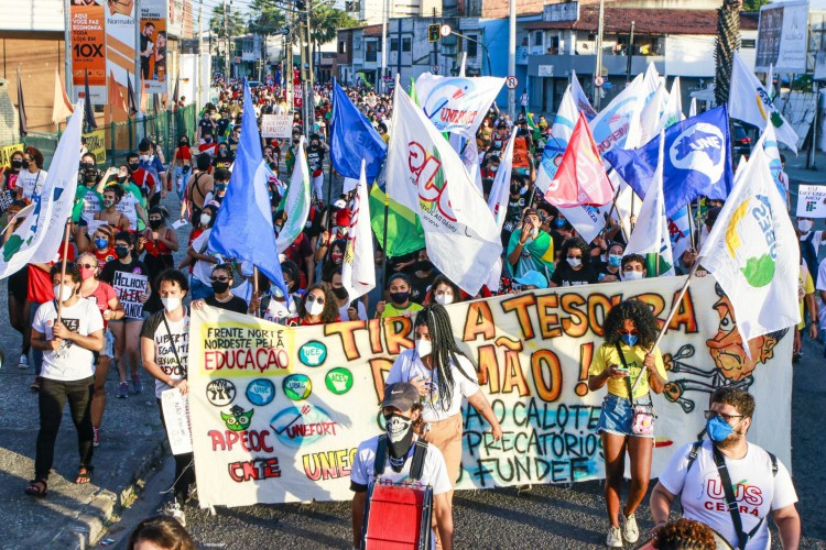 Fortaleza, Ce, BR - 07.09.21 Grito dos excluidos - Grupos sociais promovem passeata em defesa dos direitos 