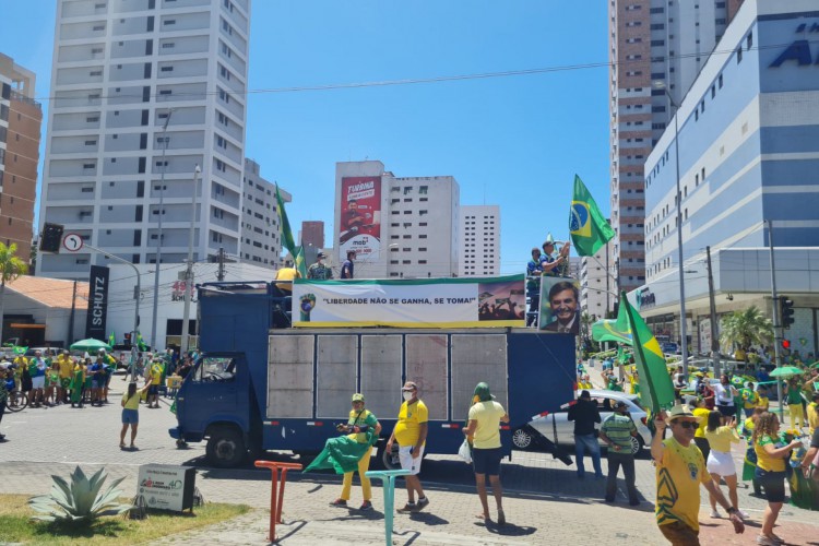 Manifestantes se reúnem na Praça Portugal, em Fortaleza, em apoio a Jair Bolsonaro. 