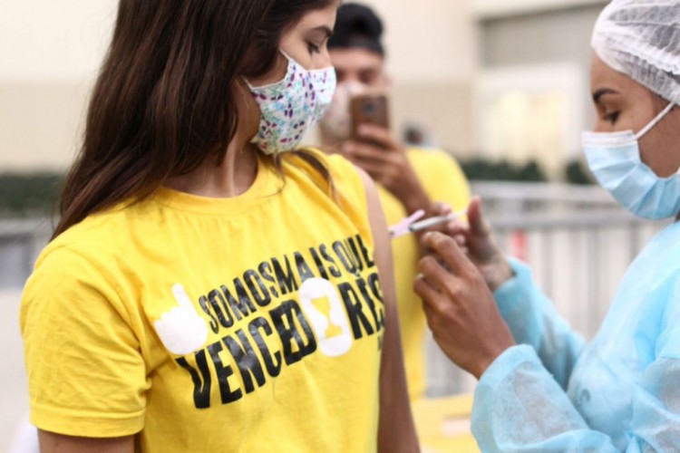 Mais da metade dos municípios cearenses já vacinam adolescentes 