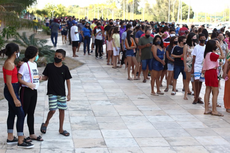 Fila para vacinação de adolescentes de 12 e 13 anos no Centro de Eventos