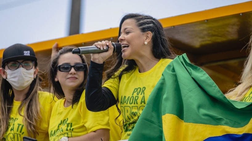 FORTALEZA, CE, BRASIL, 07-09.2021: Priscila Costa, Vereadora do PSC. No dia 7 de Setembro Dia da Comemoração da Independência do Brasil apoiadoes do Presidente Jair Bolsonaro fazem carreata e com manifestação pro Bolsonaro na Avenida Alberto Craveiro, com gritos de ordem, faixas, pedindo o fim do STF e pededindo o voto impresso. Com muita motos, carros, caminhōes, bicicletas e pessoas a pé. em epoca de COVID-19. (Foto:Aurelio Alves/ Jornal O POVO)