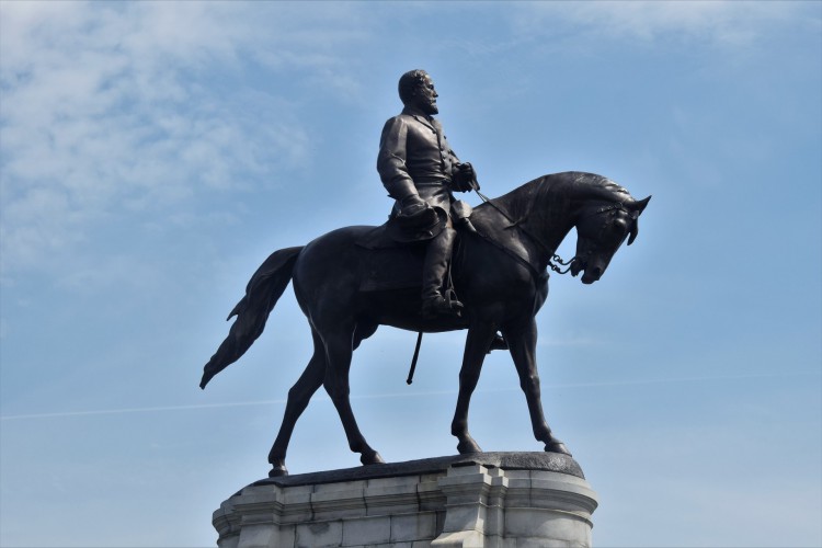 A gigantesca estátua é de Robert Lee, líder militar dos confederados do sul